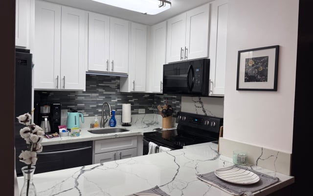 Robert's listing on misterb&b - Kitchen with eat at bar and bar stools