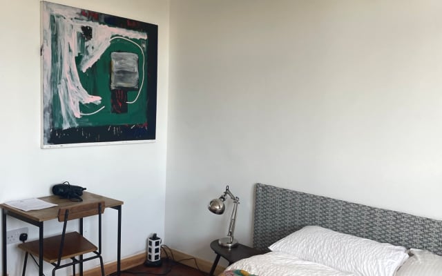 2a de 3 salas en el santuario creativo queer gestionado por artistas...