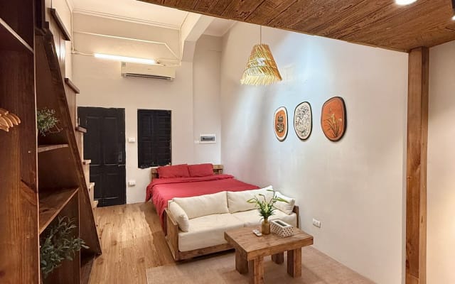 Rustic Loft w/ Hot Tub | 5’ Walk to Hoan Kiem - Picture 2