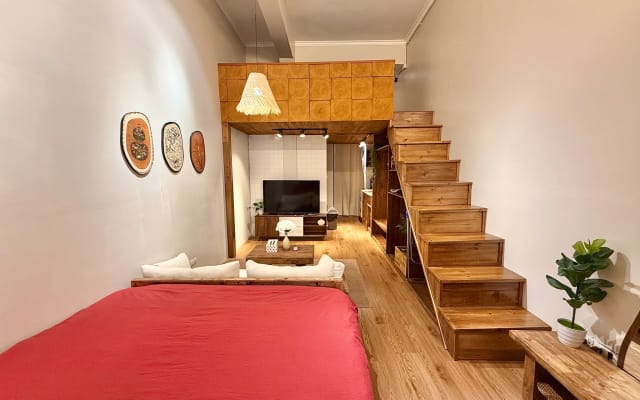 Rustic Loft w/ Hot Tub | 5’ Walk to Hoan Kiem - Picture 3