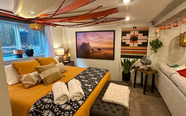Charming basement suite with tranquil garden, in historic North Tacoma