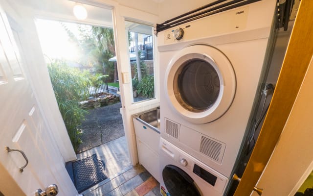 Oceans Inserat auf misterb&b - Useful wash basin for hand washing or other heavy duty uses, with full hot water at your disposal for both washing machine and hand washing. Portable clothes line / drying rack provided above the dryer.