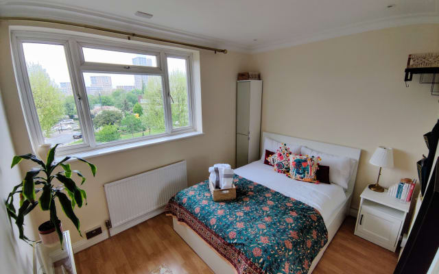 Cozy room in modern city apartment, great access to central London