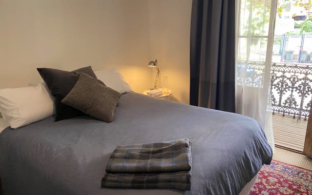 Grande chambre lumineuse avec balcon privé dans une maison à terrasse...