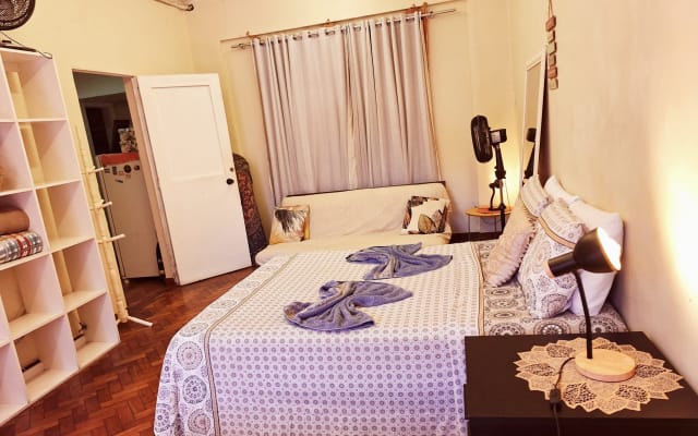 ENORME QUARTO PRIVADO - PRAIA 100m - C/VENTILADOR