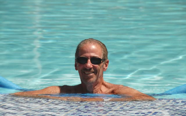 Nice quiet home in suburban setting.
Pool offered along with Tiki hut