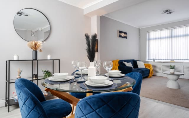 Stunning & Cozy Abode | Sleeps 5 | Free Parking