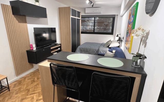 Jasön's listing on misterb&b - Work / breakfast table with USB ports
