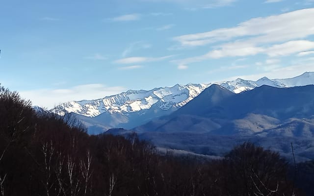 Paintings and mountain footing at 400m altitude in the Pyrenees