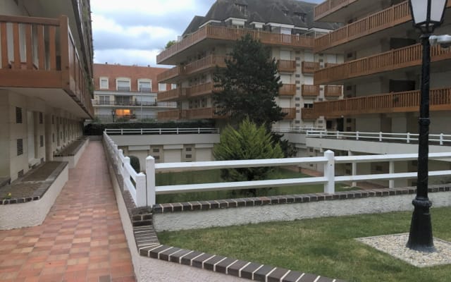 Élégance au cœur de Deauville 42m2 – Plage, Terrasse & Wi-Fi