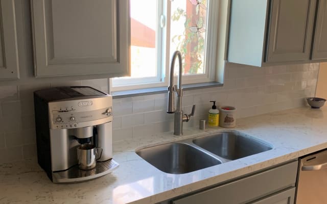 Suburban Hause teilen mit Spaß Paar 20 Minuten von der gayborhood.