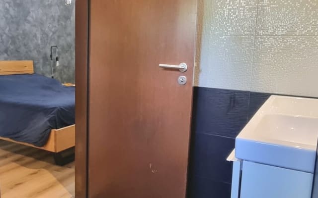 Habitación con baño privado (centro de Almada).