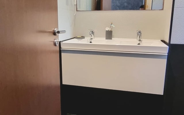 Habitación con baño privado (centro de Almada).