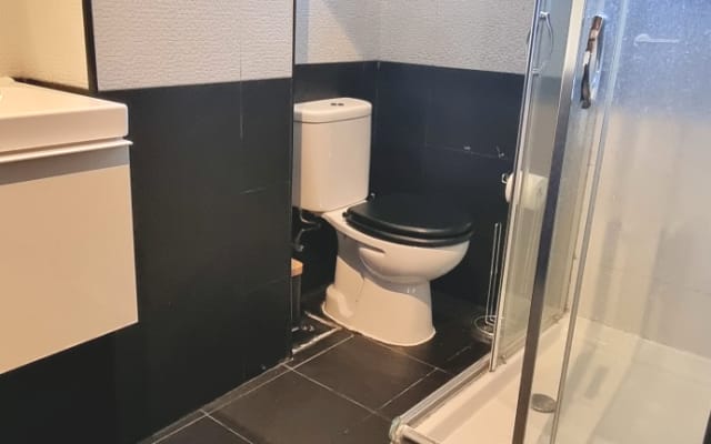 Habitación con baño privado (centro de Almada).