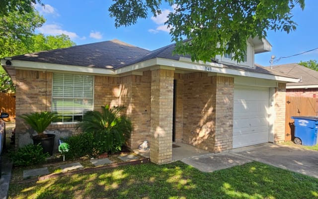 Beautiful remodeled house with private BR & Bath close to Downtown