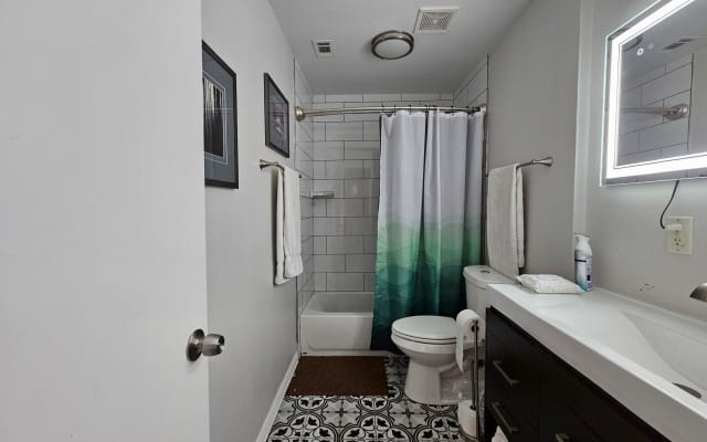 Beautiful remodeled house with private BR & Bath close to Downtown