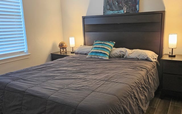 Beautiful remodeled house with private BR & Bath close to Downtown