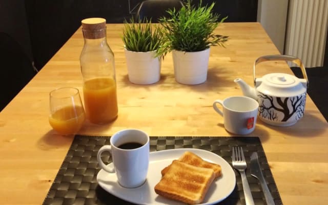 Quarto privado/ Perto de Gazi e do centro de Atenas / Pequeno-almoço...