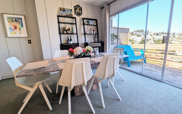 Jason's listing on misterb&b - The dining area continues onto our front deck and provides incredible views of the city skyline.