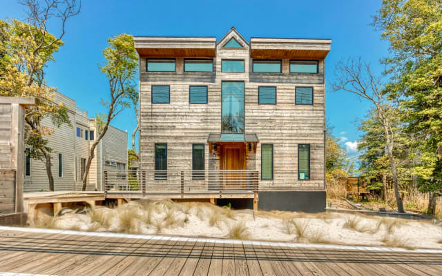 Brand New Modern Beach House w/ AC, Pool & Bay Views 1 min from Ocean