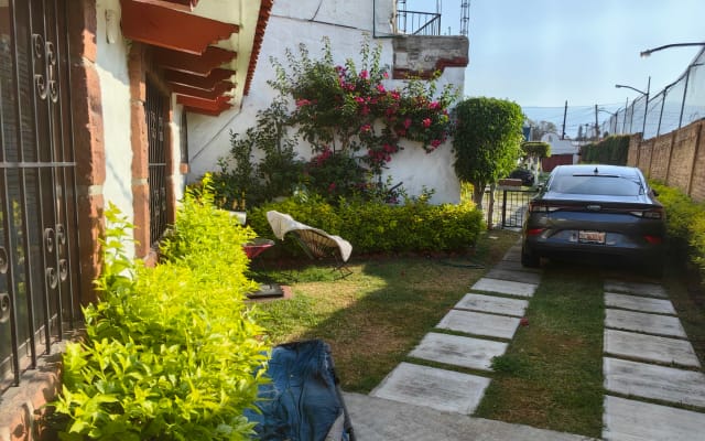 Acogedor, con mascotas y limpio. Con piscina y jardín...