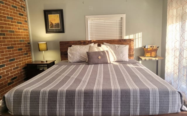 Efficiency Suite-King Bed, 8 min walk to Downtown