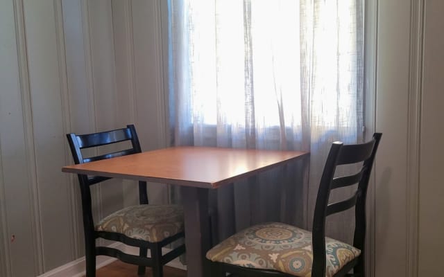 Efficiency Suite-King Bed, 8 min walk to Downtown