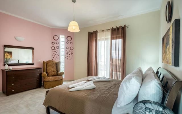 Apartamento com três quartos iluminado pelo sol