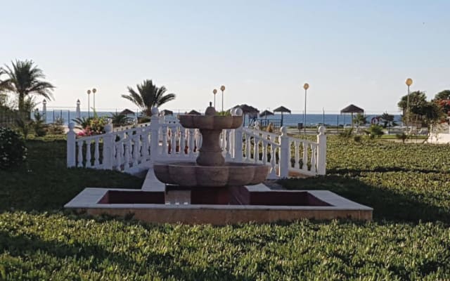 Maison de ville naturiste en bord de mer avec jardin