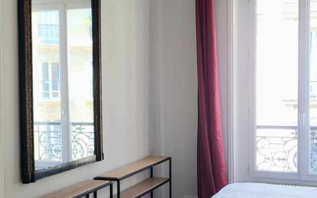 Schlafzimmer in schöner Wohnung im Stadtzentrum.
2 Nächte min.