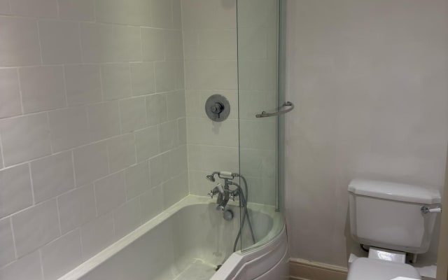 Edward's listing on misterb&b - Bathroom - shower over the bath