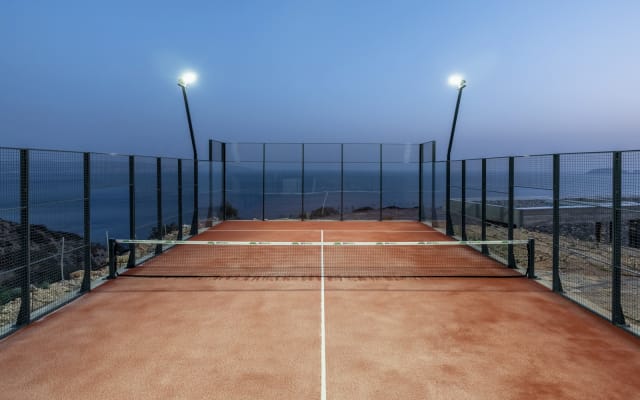 Retraite privée à flanc de falaise avec gymnase, terrain de padel...