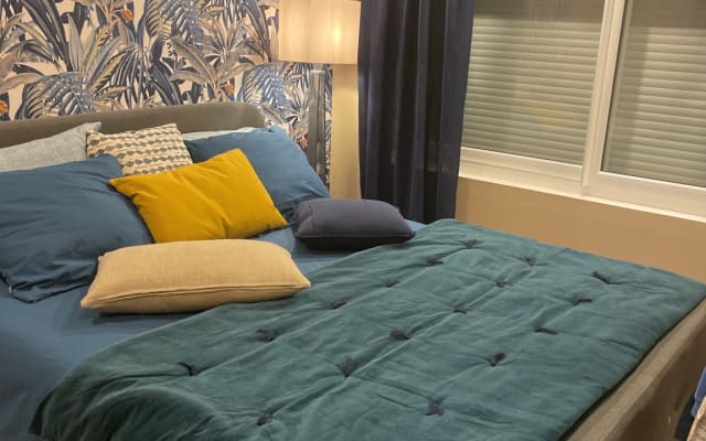 Quarto confortável com casa de banho com duche e wc italiano wce