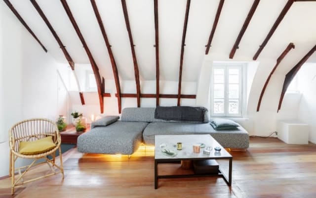 Loft luminoso no piso superior de um edifício histórico