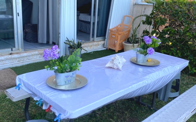 Cristian's listing on misterb&b - En el jardín tiene un hermoso espacio para comer desayunar , cenar con la mejor vista del mar , ver el atardecer mientras comes unas carnes asadas en la parrilla 