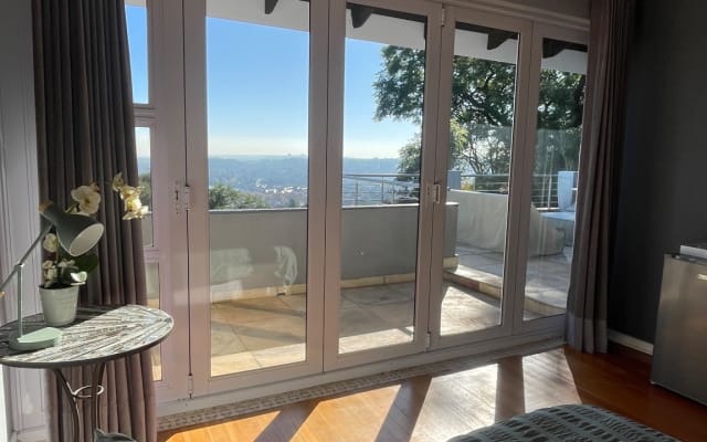 Spacious classic modern home, with magnificent views from every room.  - copy 01 - Picture 18