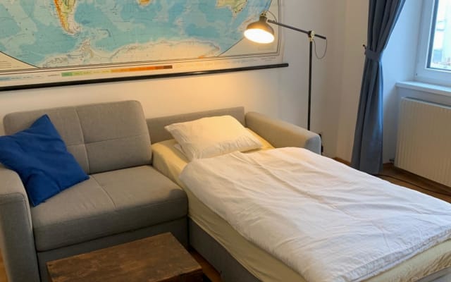 Canapé-lit king-size dans une maison ouverte avec chambre privée