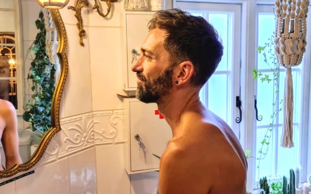 Peter's listing on misterb&b - Peter checking out his reflection in the Kings bathroom!