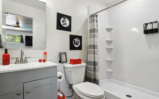 Willy's Inn, um local privado e de vestuário opcional para os homens...