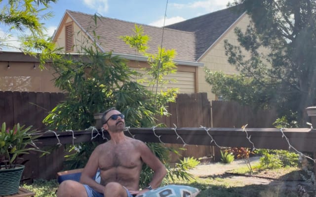 Anúncio de Douglas and Noah em misterb&b - Relaxar no quintal