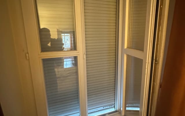 L'annuncio di Todd su misterb&b - Blackout blinds on all windows except kitchen - this is in the main bedroom.  