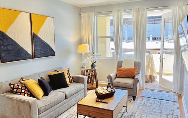 Moderne Hillcrest Condo w / Balkon, Pool, EV Charger & 97 Walk Score