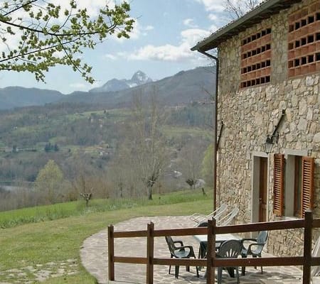 Romántica casita rodeada de vegetación