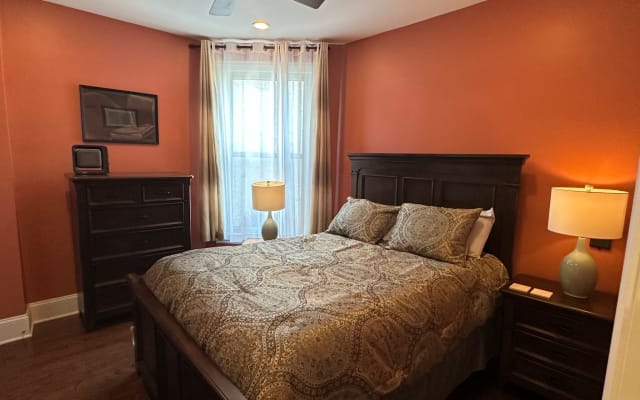 Room in Vibrant Uptown Townhouse
