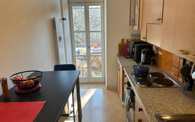 L'annuncio di Todd su misterb&b - Kitchen leads to balcony overlooking garden.  Kitchen has good espresso machine + separate milk frother, kettle, microwave, air fryer, dishwasher, bluetooth radio and lots of cooking equipment.  