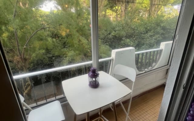 Bonito estudio para 4 personas, sin vecinos, en una residencia con...