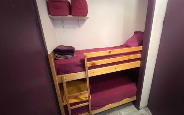 Bonito estudio para 4 personas, sin vecinos, en una residencia con...