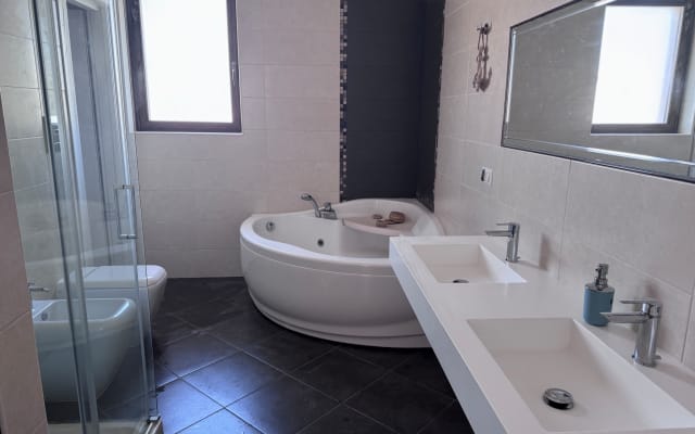 habitación privada con baño
