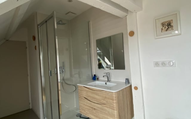 Camera con doccia e lavabo sul cortile, completamente rinnovata. - Foto 7