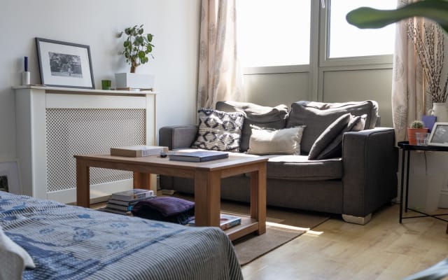 Bright & Airy East London Apartment with Great Transport Links.